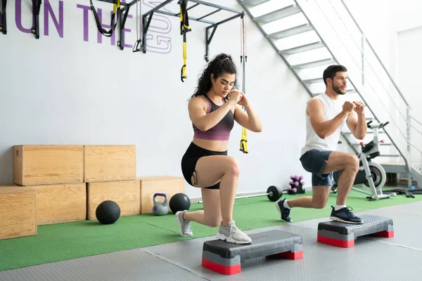 Spaanse Actieve Jonge Man Vrouw Doen Lunges Stapplatforms Bij Cross — Stockfoto