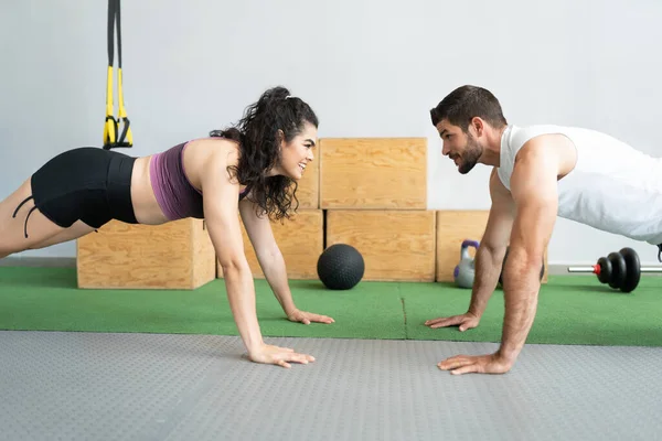 Sorrindo Casal Jovem Hispânico Ativo Fazendo Flexões Clube Fitness — Fotografia de Stock