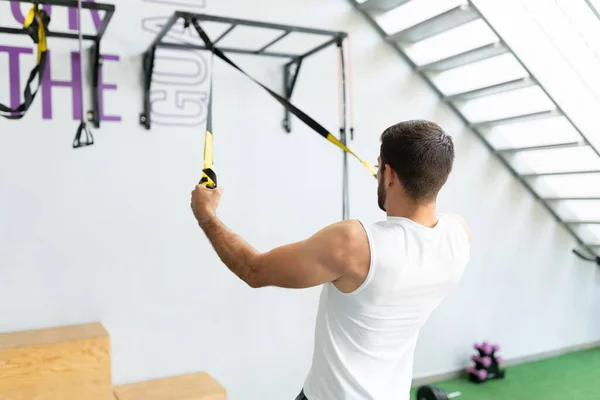 Sportlicher Junger Mann Trainiert Mit Fitness Trx Gurten Fitnessstudio — Stockfoto