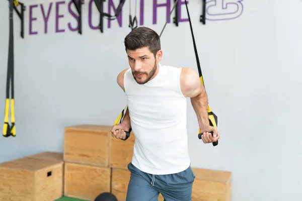 Gut Aussehender Junger Mann Beim Crosstraining Fitnessstudio Mit Trx Band — Stockfoto