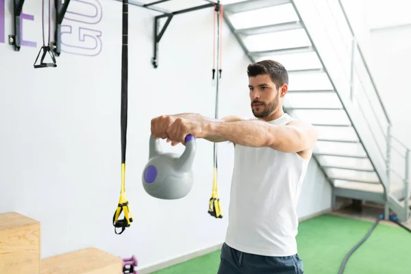 Schöner Sportlicher Mann Beim Workout Mit Der Kettlebell Fitnessstudio — Stockfoto