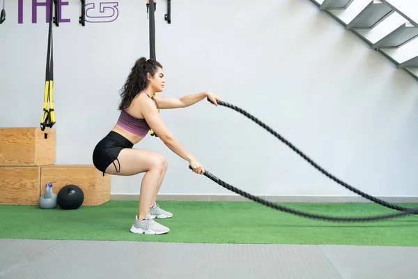 Zijaanzicht Van Training Van Jonge Vrouwen Met Gevechtstouwen Tijdens Cross — Stockfoto