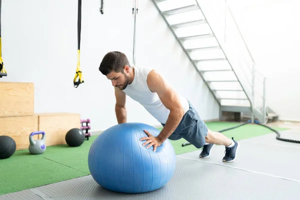 Jovem Latino Fazendo Flexões Bola Fitness Durante Cross Training Ginásio — Fotografia de Stock