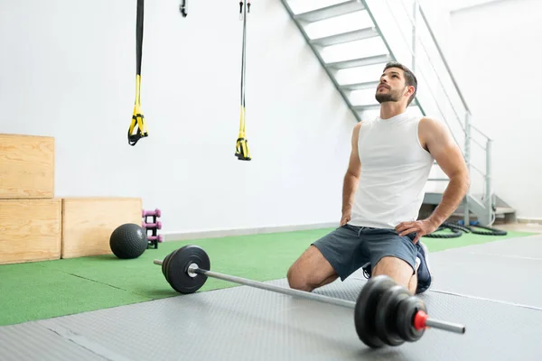 Hispanischer Junger Mann Macht Pause Nach Training Mit Langhantel Fitnessstudio — Stockfoto