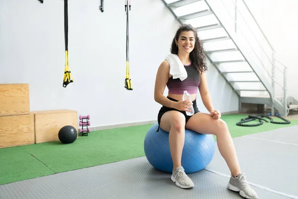 Usmívající Hispánská Mladá Žena Přestávkou Cvičení Fitness Klubu — Stock fotografie
