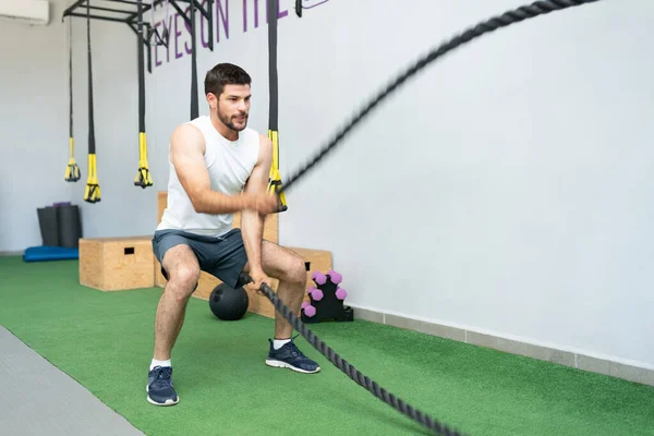 Selbstbewusster Aktiver Junger Mann Trainiert Mit Kampfseilen Fitnessstudio — Stockfoto