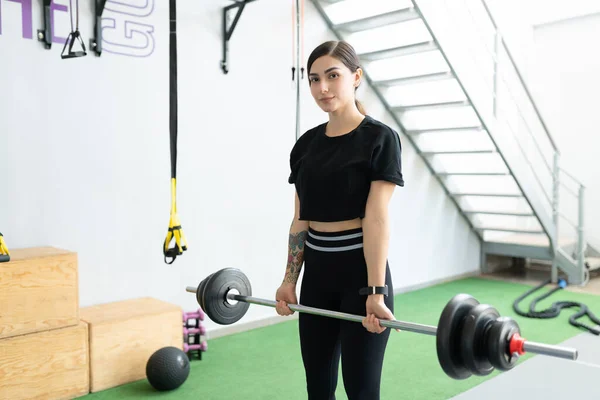 Důvěrné Latinské Mladé Ženy Zvedání Činka Během Cross Training — Stock fotografie