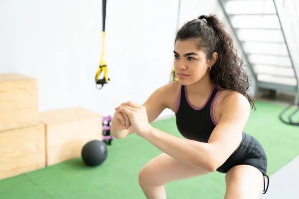 Aantrekkelijke Latijnse Jonge Vrouw Doet Kraakpanden Fitness Club — Stockfoto