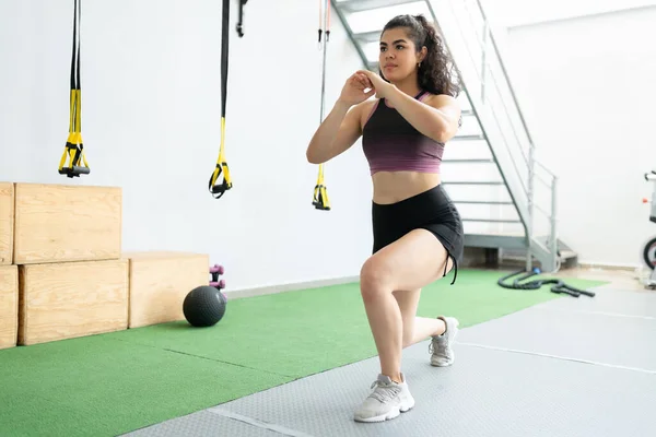 Spaanse Actieve Jonge Vrouw Doet Lunges Bij Cross Training Sportschool — Stockfoto