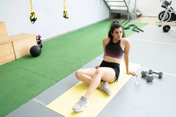 Sporty Young Woman Looking Away While Sitting Exercise Mat — Stock Photo, Image