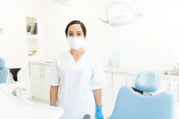 Dentista Feminina Usando Máscara Facial Uniforme Enquanto Estava Hospital — Fotografia de Stock