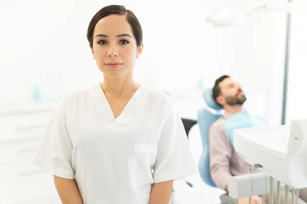 Boa Aparência Branca Dentista Feminina Com Paciente Segundo Plano Clínica — Fotografia de Stock