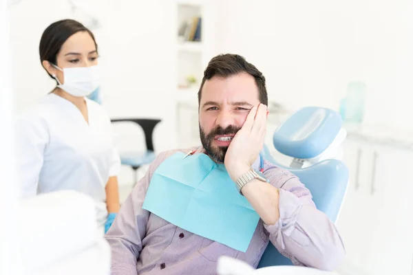 Homem Adulto Médio Que Sofre Dor Dente Durante Tratamento Dentário — Fotografia de Stock