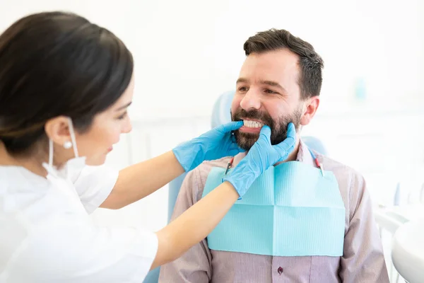 Dentista Femminile Che Controlla Denti Dell Uomo Adulto Medio Presso — Foto Stock