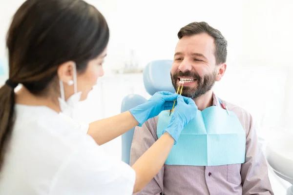 Odontóloga Hembra Caucásica Revisando Dientes Paciente Clínica Dental — Foto de Stock