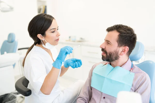 Vrouwelijke Arts Onderzoekt Midden Volwassen Man Zittend Stoel Tandheelkundige Kliniek — Stockfoto