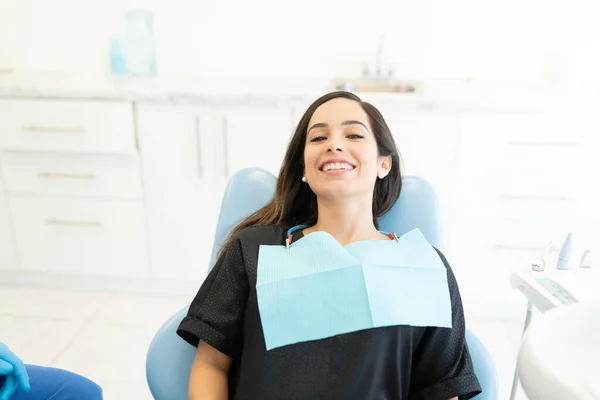 Sonriendo Atractiva Mujer Adulta Medio Sentado Silla Clínica Dental — Foto de Stock