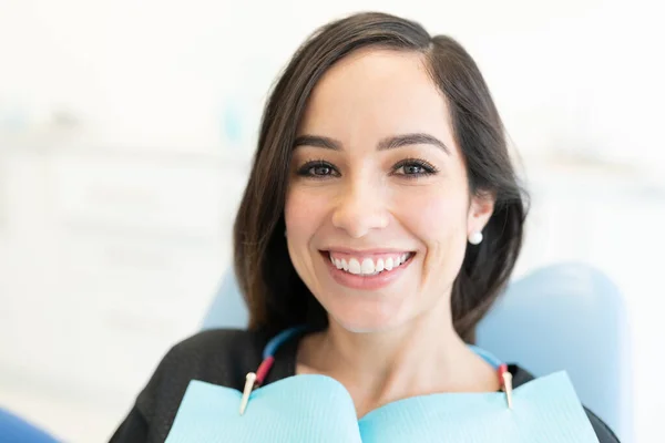 Primer Plano Mujer Adulta Caucásica Feliz Clínica Dental — Foto de Stock