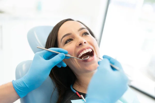 Fechamento Dentista Examinando Paciente Com Espelho Escultor Clínica — Fotografia de Stock