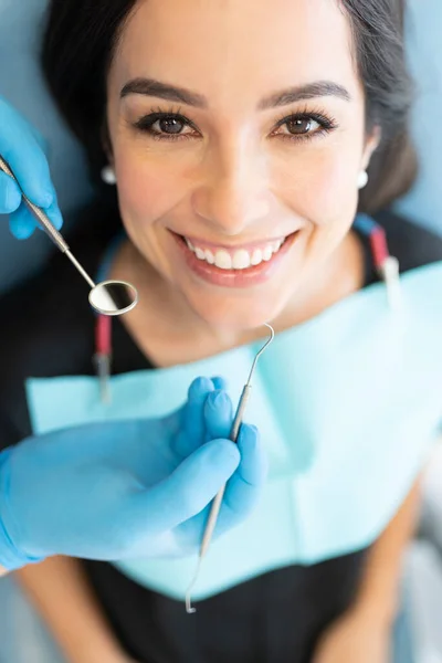 Úsměv Atraktivní Střední Dospělé Ženy Pro Vyšetření Zubní Klinice — Stock fotografie