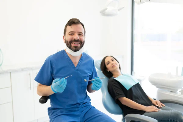 Retrato Odontólogo Masculino Confiante Com Mulher Adulta Média Hospital — Fotografia de Stock