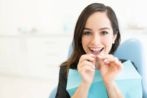 Gelukkig Midden Volwassen Vrouw Met Duidelijke Orthodontische Beugel Tandheelkundige Kliniek — Stockfoto