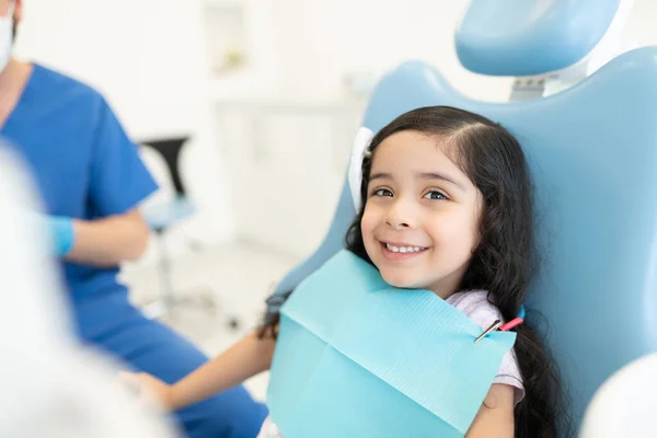 Sorrindo Bonito Menina Hispânica Sentada Cadeira Clínica Dentária — Fotografia de Stock