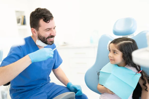 Menina Hispânica Olhando Para Dentista Masculino Usando Escova Dentes Clínica — Fotografia de Stock