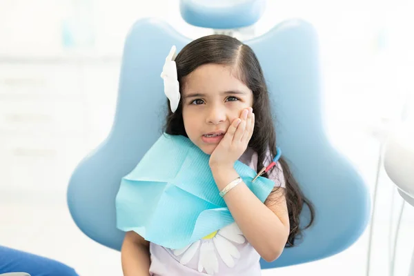 Ritratto Graziosa Bambina Che Soffre Mal Denti Seduta Sulla Sedia — Foto Stock