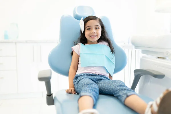 Sorrindo Bonito Menina Hispânica Sentada Cadeira Clínica Dentária — Fotografia de Stock