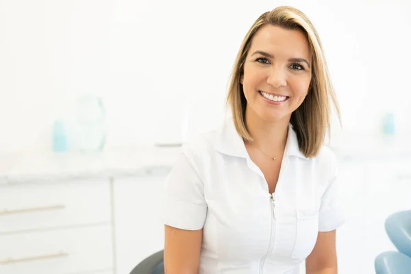 Приваблива Посмішка Жінки Стоматолога Яка Сидить Стоматологічній Клініці Посміхається — стокове фото