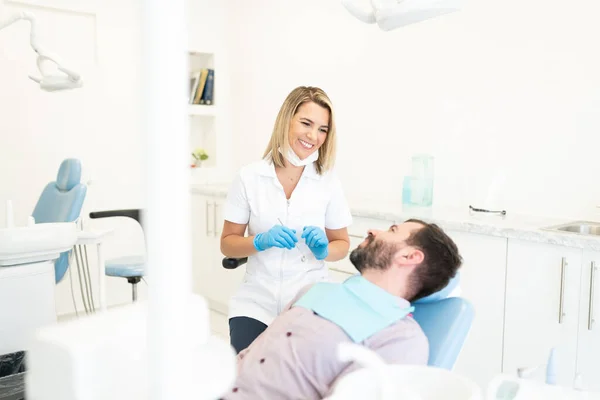 Smiling Caucasian Dentista Femenino Hablando Con Paciente Durante Chequeo — Foto de Stock