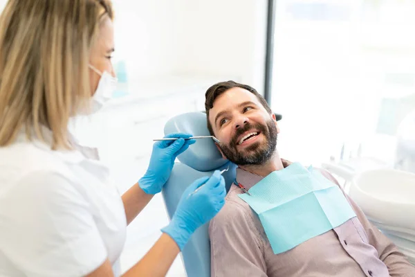 Ärztin Überprüft Erwachsenen Mann Auf Stuhl Zahnklinik — Stockfoto