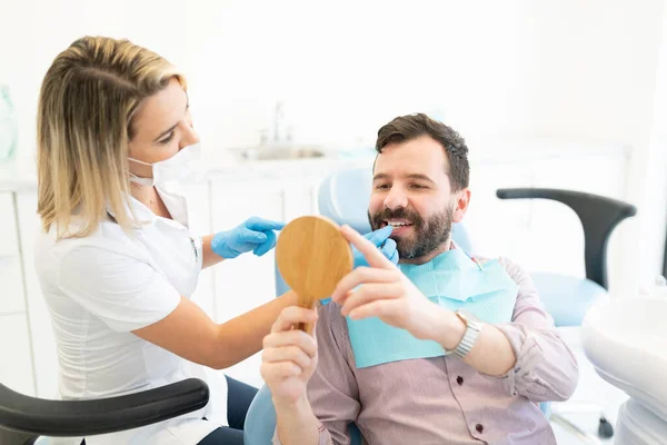 Ortodoncista Femenina Mostrando Espejo Hombre Adulto Medio Usando Retenedor Ortodoncia — Foto de Stock