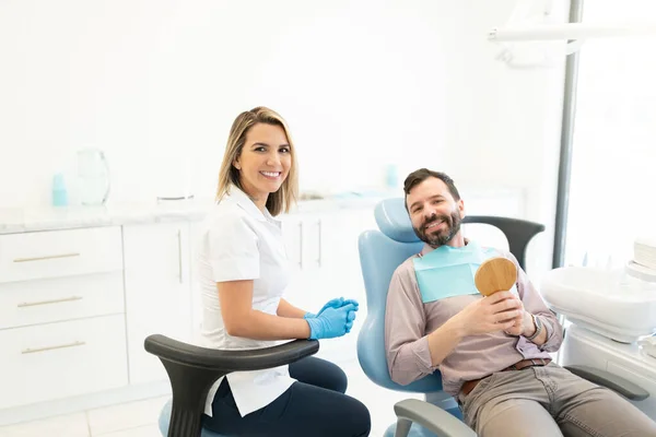 Retrato Dentista Feminina Confiante Com Paciente Adulto Médio Clínica Odontológica — Fotografia de Stock