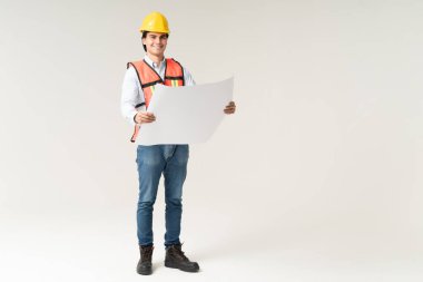 Gri arka planda izole edilmiş planı olan kendinden emin Latin erkek müteahhit.