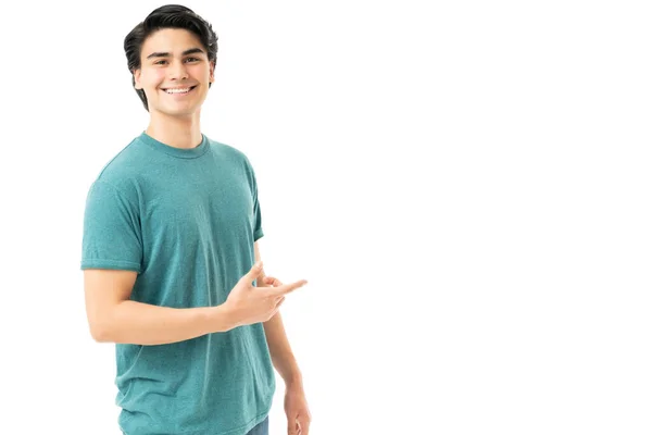 Joven Sonriente Con Camiseta Apuntando Con Dedo Espacio Copia Mientras —  Fotos de Stock