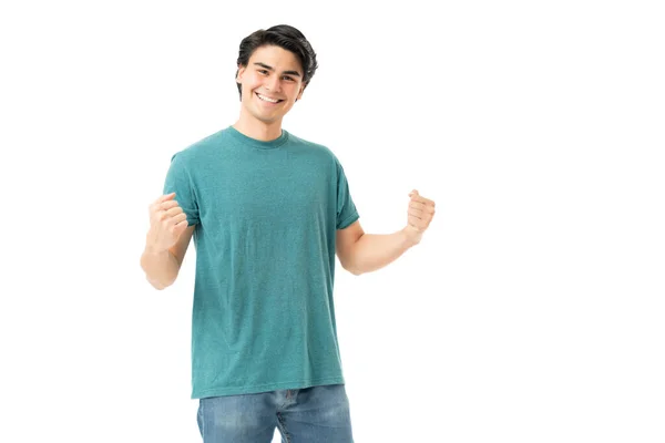 Усміхнений Іспаномовний Молодий Чоловік Затиснутими Кулаками Відзначає Перемогу Студії Білим — стокове фото