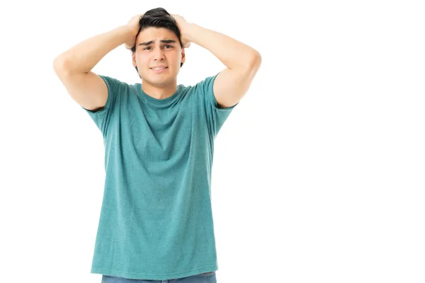 Hispanischer Junger Mann Mit Frustriertem Gesichtsausdruck Isoliert Auf Weißem Hintergrund — Stockfoto