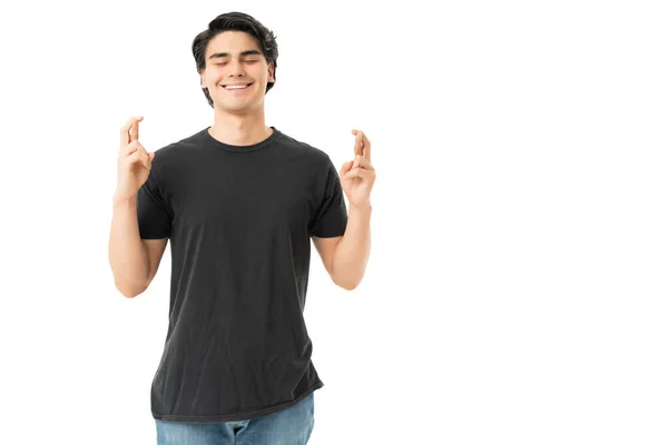 Sonriente Hombre Hispano Pie Con Los Dedos Cruzados Esperando Buenas —  Fotos de Stock