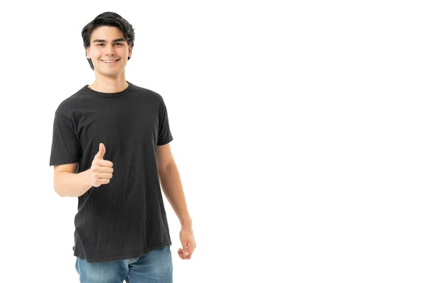Yakışıklı Spanyol Genç Adam Stüdyoda Fotokopi Aletiyle Baş Parmağını Gösteriyor — Stok fotoğraf