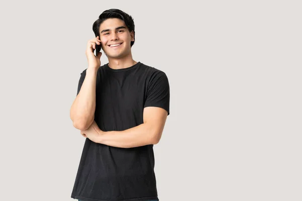 Sorrindo Bonito Jovem Hispânico Falando Telefone Celular Contra Fundo Cinza — Fotografia de Stock