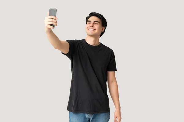 Zelfverzekerde Knappe Man Het Nemen Van Selfie Van Mobiele Telefoon — Stockfoto