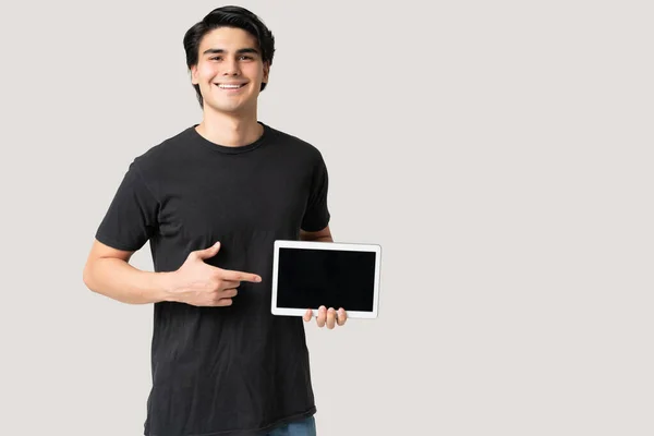 Glimlachende Spaanse Jongeman Met Digitale Tablet Een Leeg Scherm — Stockfoto