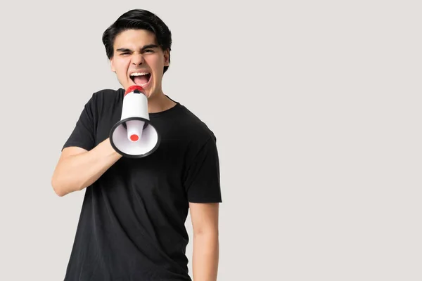 Θυμωμένος Νεαρός Άνδρας Κάνει Ανακοίνωση Χρησιμοποιώντας Μεγάφωνο Ενώ Στέκεται Πάνω — Φωτογραφία Αρχείου
