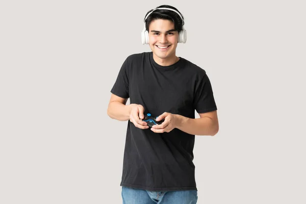 Bonito Jovem Vestindo Fones Ouvido Jogando Videogame Com Controlador Sem — Fotografia de Stock