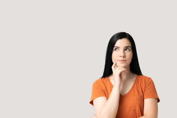 Mujer Joven Reflexiva Mirando Hacia Arriba Mientras Está Pie Con —  Fotos de Stock