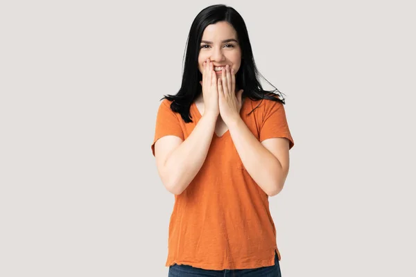 Gelukkig Jong Vrouw Bedekking Mond Met Handen Terwijl Staan Tegen — Stockfoto