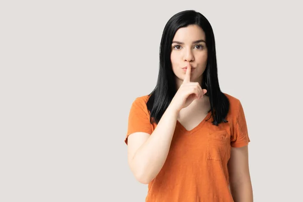 Schöne Junge Frau Mit Dem Finger Auf Den Lippen Isoliert — Stockfoto