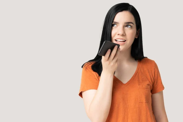 Mujer Joven Caucásica Usando Asistente Voz Teléfono Móvil — Foto de Stock